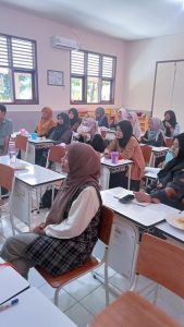 Diskusi dan Presentasi Manajemen Kelas Kosmik SD Awliya